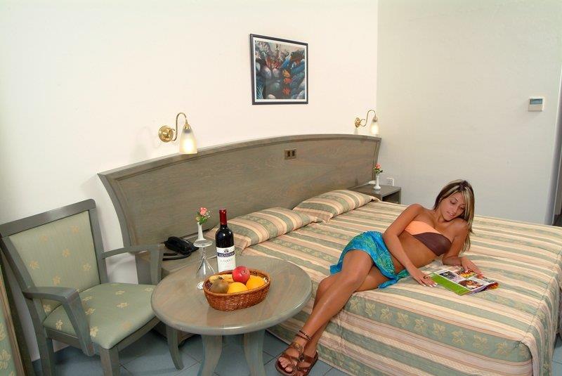 Жена отдыхает после пляжа фото